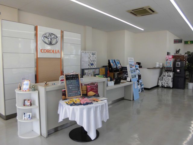 入口入ってすぐ受付けがあります。ウェルカムボードや納車時の記念写真が飾ってあります♪