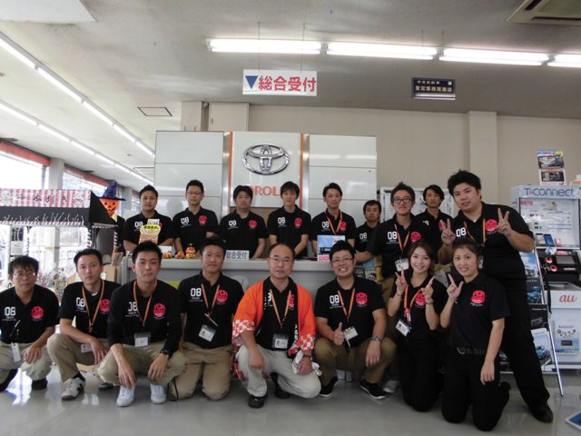 大高店スタッフ全員です。お揃いのポロシャツで一致団結!!明るくお客様をお迎えします♪