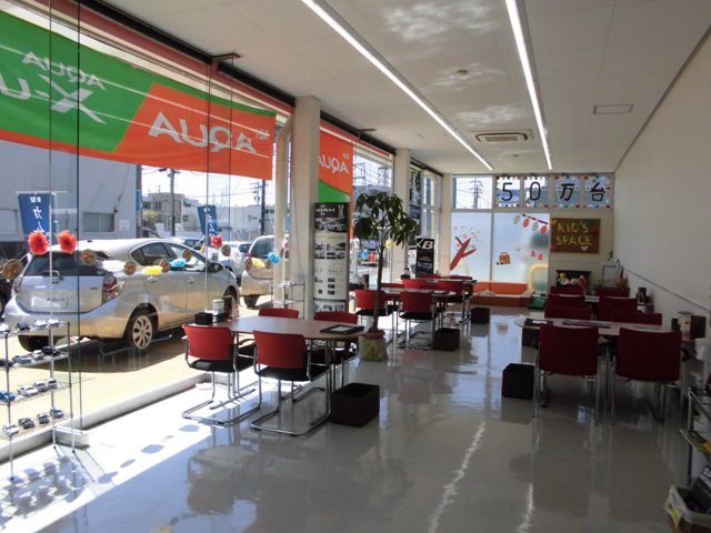 キッズスペースのそばで商談できるので安心です♪