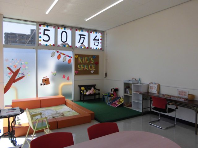 キッズスペースです。窓ガラスには季節に合わせた装飾がしてあります。