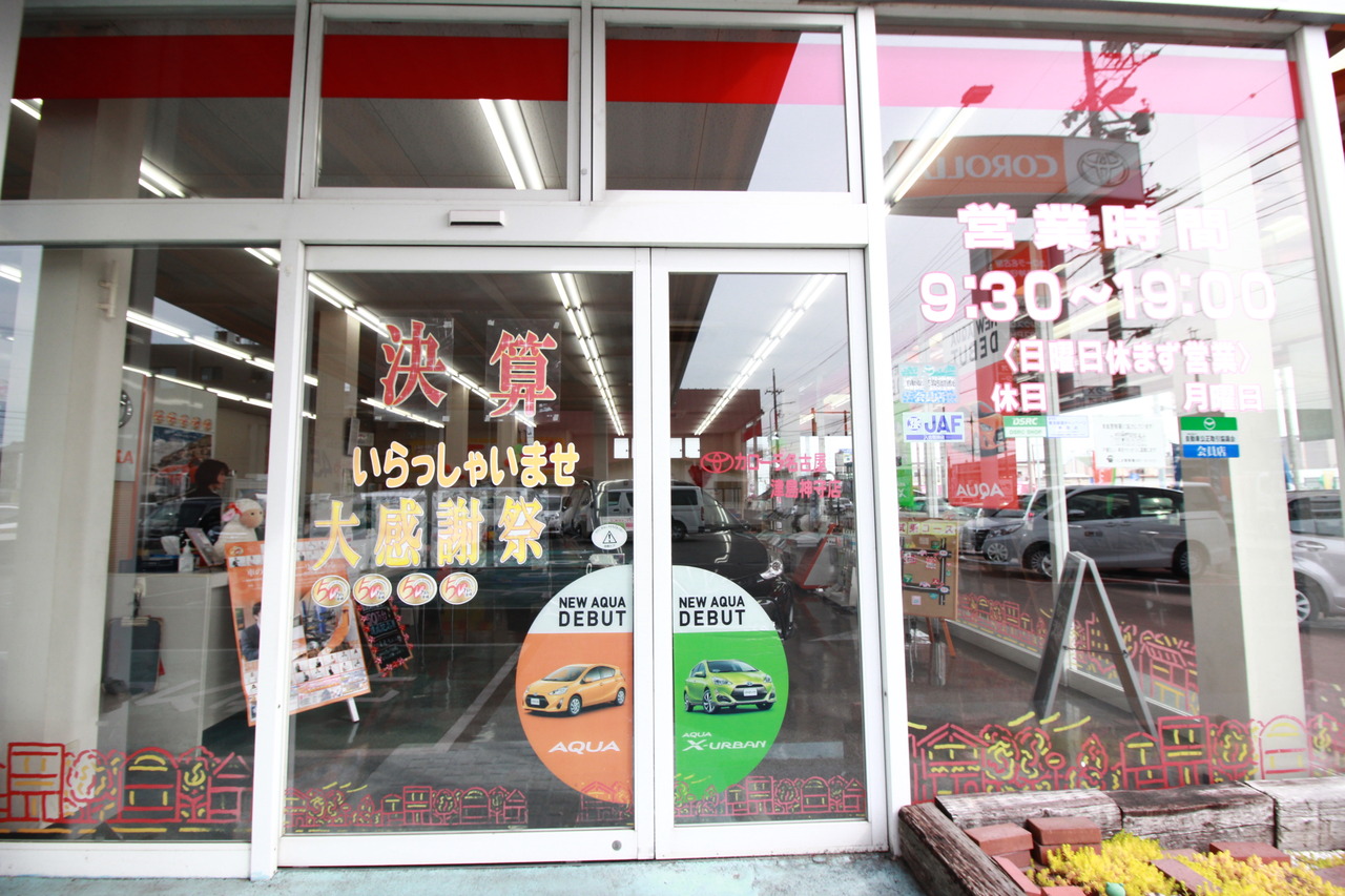 入ってすぐ左に受付がございます。