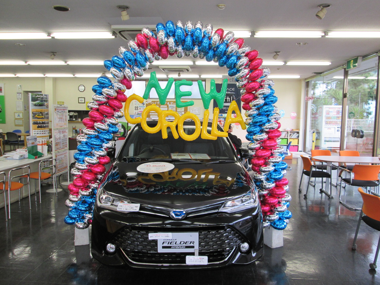 お店に入ると新型カローラが、皆様をお出迎え!!