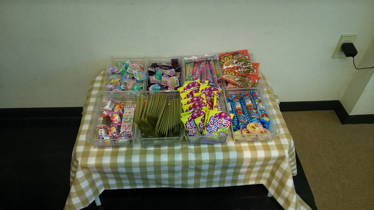 ペットボトルのキャップを5つ以上お持ちいただくと、お菓子コーナーでお買い物が出来ちゃう☆