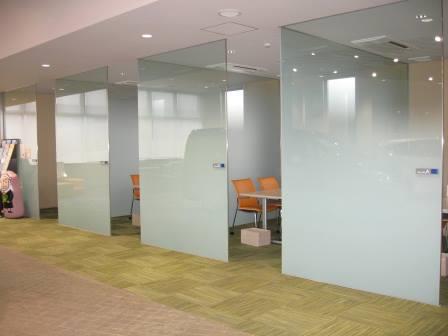 ２階のショールームにはきれいで落ち着いた商談ブースがあるのでゆっくりとお話させていただけます