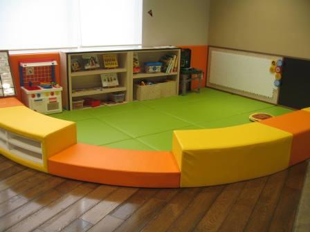 きれいで明るいキッズコーナーには、最新のおもちゃから懐かしの絵本までお子様が楽しんでいただける工夫がいっぱいです！