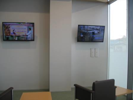 店頭のモニターでは工場の様子が確認できます。