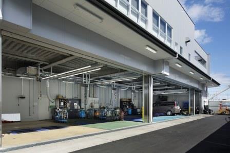 お客様のお車は広々とした整備工場でしっかりと見させていただきます。