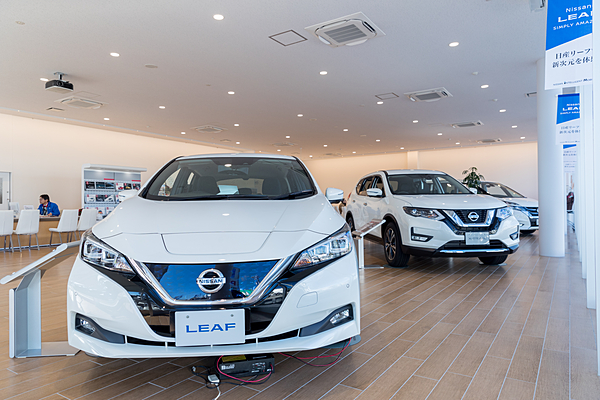 明るいショールームでお車をゆっくりご覧ください。