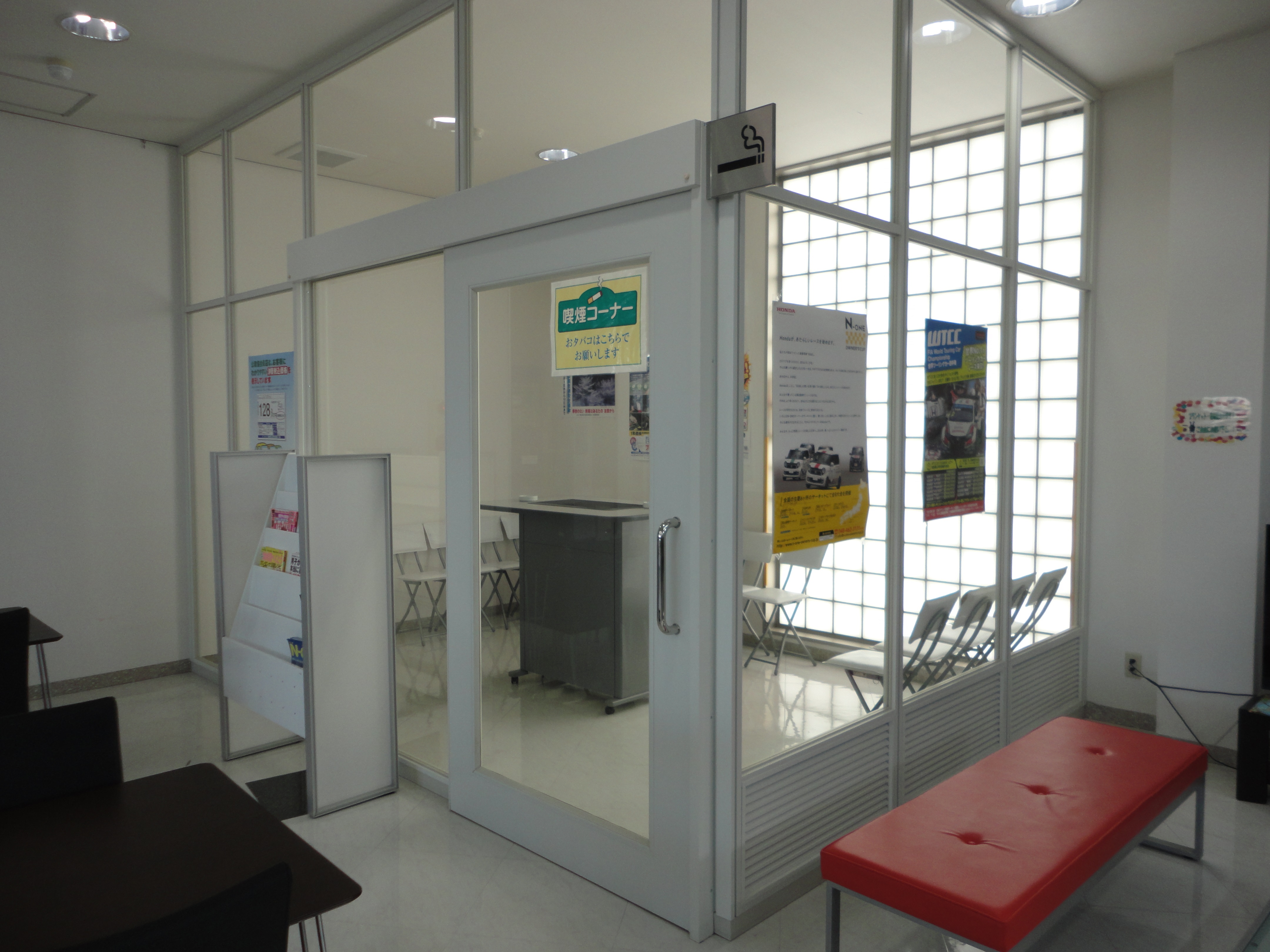 室内に喫煙スペースがございます。