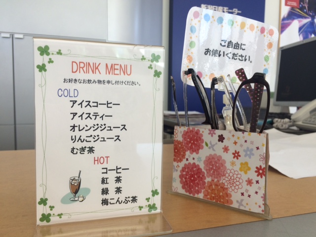 ドリンクメニューと老眼鏡です♪
