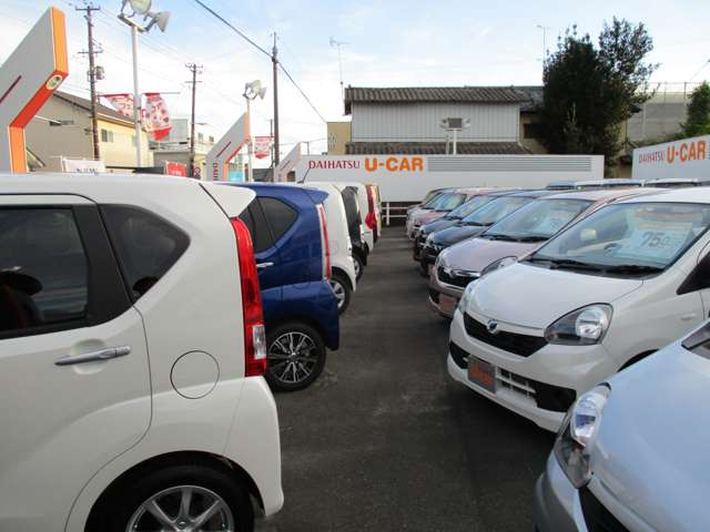 ダイハツ車を中心に人気のU-CARを豊富に展示しております。