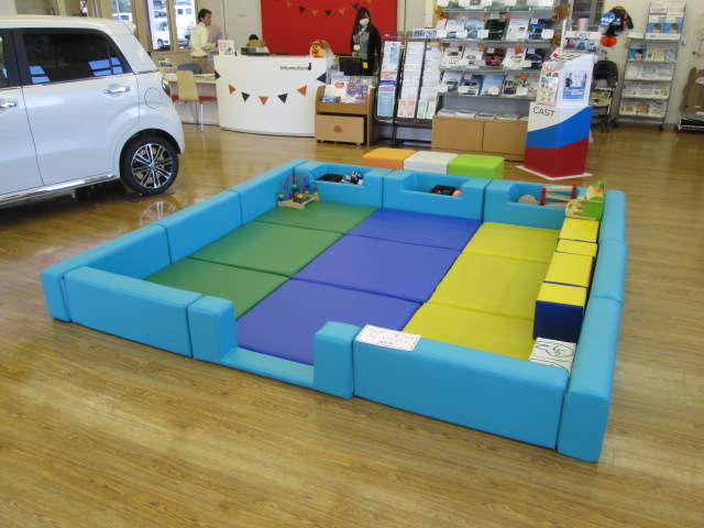 キッズスペースは店内中央の目の届く所ですので、ご安心下さい☆