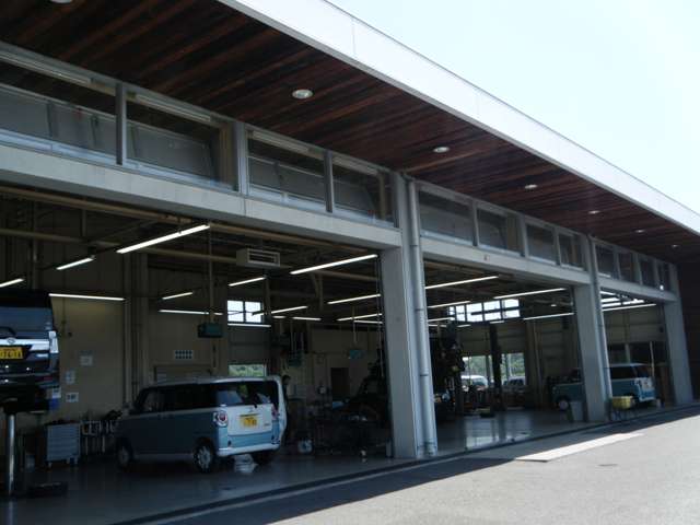 【サービス工場】6ストール・3リフトございます!お渡し前の点検整備はもちろん、その後のメンテナンスもおまかせください!
