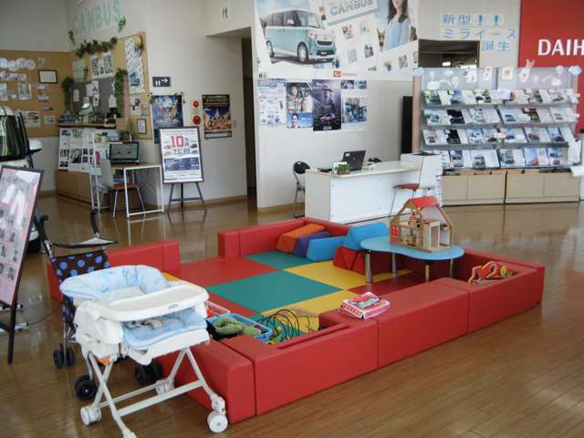 【キッズコーナー】ショールームの中央にあり、どこの席からでも目が届きます(^^)ぜひご家族皆様でお越し下さいませ☆