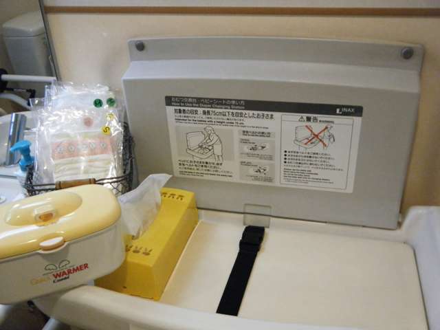 【化粧室】おむつ交換台・おむつS/M/L・おしりふきをご用意しております☆お気軽にご利用下さいませ☆