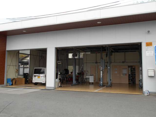 商談ルームのすぐ脇にはサービス工場が併設されております。 車検・点検・メンテナンスもおまかせ下さい!!