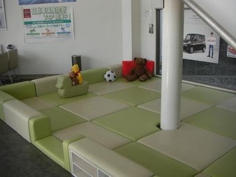 やわらかいマットの広々としたキッズコーナーです。