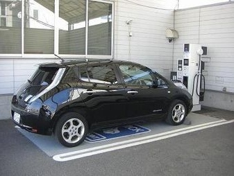 電気自動車用の急速充電器も設置しております。