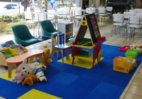 キッズコーナーはショールームの真ん中に配置！安心してお子様を遊ばせられます。