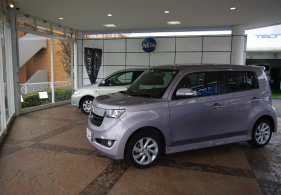 屋根付きの屋外展示場で新車をチェック！