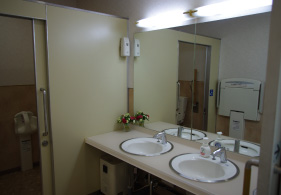 トイレにはおむつ交換ベッドを完備、赤ちゃん連れでも安心です