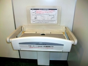 おむつ替えベッド(女性用トイレにご用意しております)