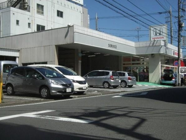 サービス工場前のお客様駐車場です。 お気軽に空きスペースへお車をお止めください