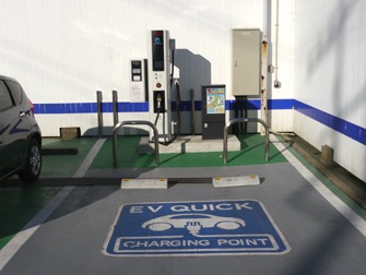 電気自動車の急速充電器もご用意しております。