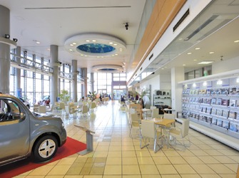 ショールーム天井には青空が広がります。