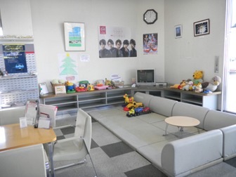 広いキッズルーム完備で、お子様連れでも安心です。