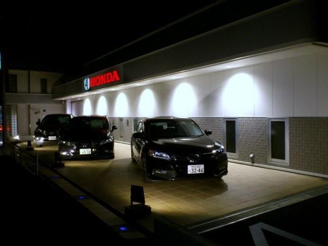 屋外展示場でゆっくりとお車を見れます。