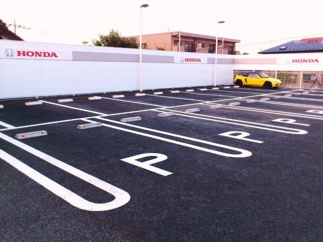 広い駐車場でゆったりと駐車できます。