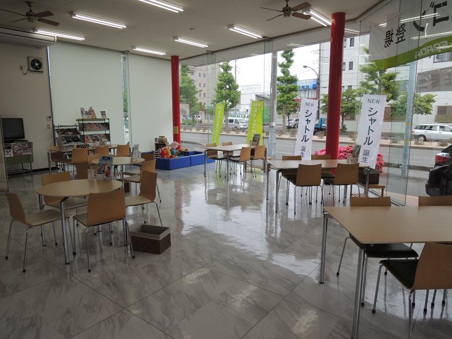 ｱｯﾄﾎｰﾑな店内です！各種雑誌･ｷｯｽﾞｺｰﾅｰもございます｡