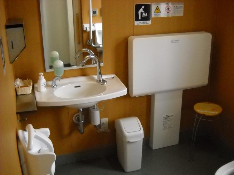 トイレも改装！おむつ替えベッドもご用意。