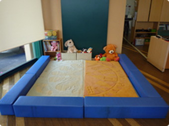 カラーボックスやおもちゃ箱を設置したキッズコーナーです！