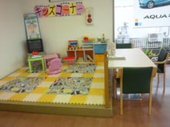 キッズコーナーはゲーム目当てのちびっ子もいるほど!！親御さんの目の届く距離で遊んでいただけるので、好評いただいています。