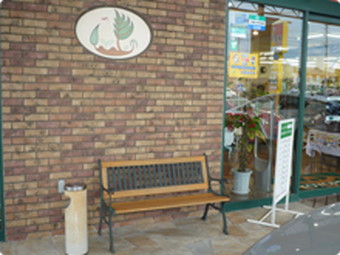 店内入口付近に喫煙スペースを設けました。