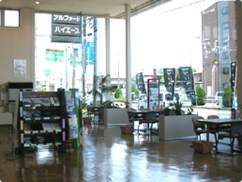 天井が高く、道側は全面ガラス張りの明るいショールームです。