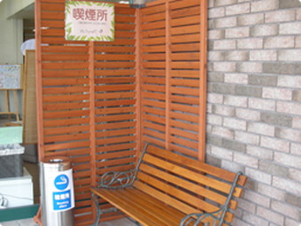 2011年5月より店舗内全面禁煙化となり、屋外喫煙所を設けました。