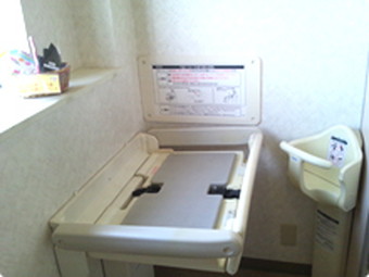 お手洗いにはベビーシート（おむつ替え）とベビーチェアもあります♪