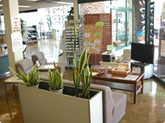 明るく開放感のあるサービス待合です。