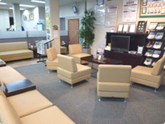 サービス待合には、ＴＶ・新聞・雑誌等を取り揃えております。