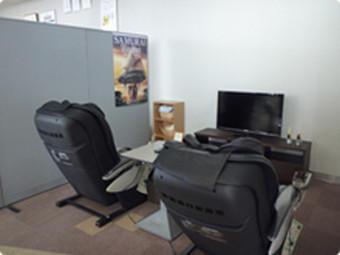 待ち時間には、マッサージチェアで疲れた体を癒して下さい♪