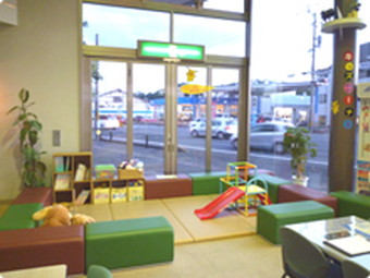 色々なおもちゃがあるキッズコーナーは日当りも良好です。
