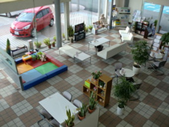 ガラス張りで明るく開放的なショールームです。