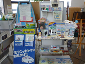 さまざまな種類のカー用品も展示しています。