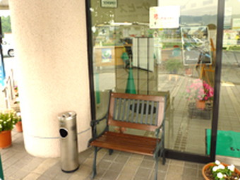 屋内全面禁煙に伴い、出入口に喫煙スペースを設置しました。