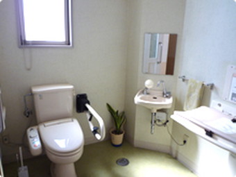 どなたでもご利用いただける多目的トイレは、ベビーベットも完備しております。