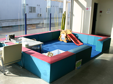 もちろん、キッズコーナーもありますので、お子様と一緒にご来店下さいませ。日当たりの良い、暖かな空間です。