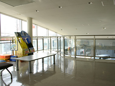 2階にはチョットしたギャラリーがあり、地域の皆様のコミュニティスペースとしてご利用いただいております。子供会の作品展、個人展など、スタッフにご相談下さい。